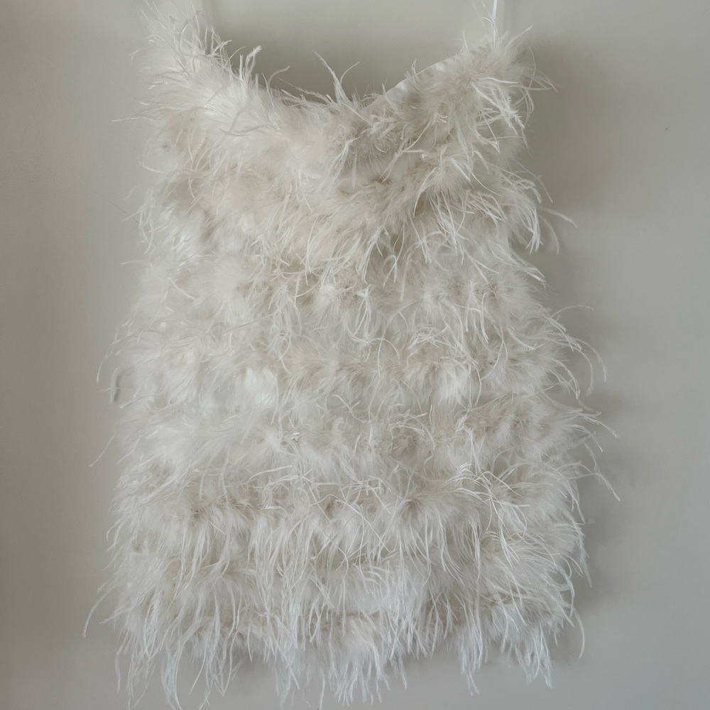 🤍White strapless feather dress